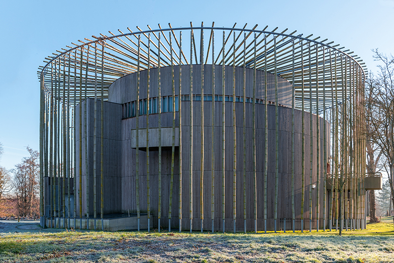 Bâtiment d'architecture avec devanture ronde en bambou