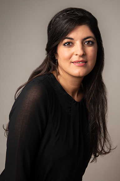 Photo corporate entreprise femme cheveux longs noirs