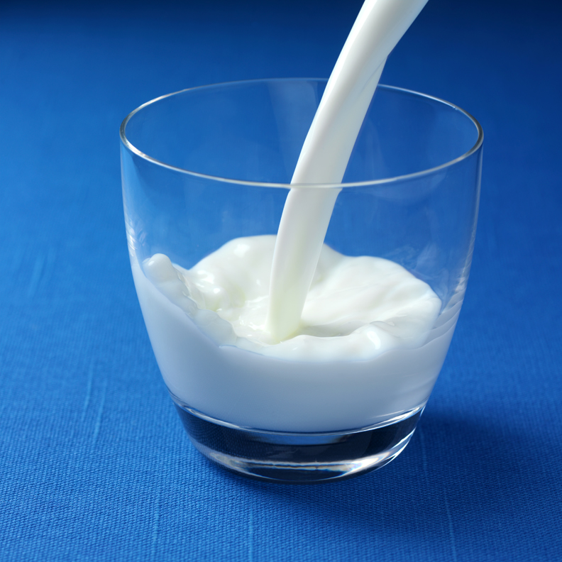 Photo culinaire verre de lait sur fond bleu