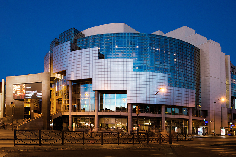 Photographe architecture Lyon opera Bastille Bâtiment d'architecture moderne avec façade ronde de nuit