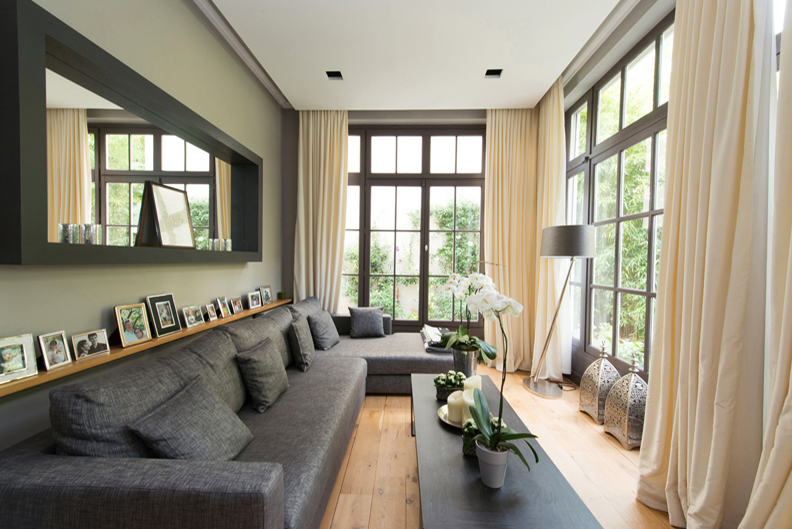 photographe decoration Lyon interieur salon avec canapé grandes baies vitrées riedeaux blanc