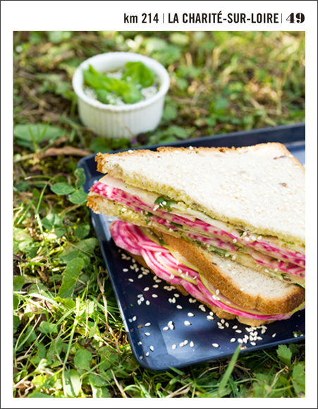 hachette cuisine nationale 7 sandwich club avec radis, sesame, salade sur herbe
