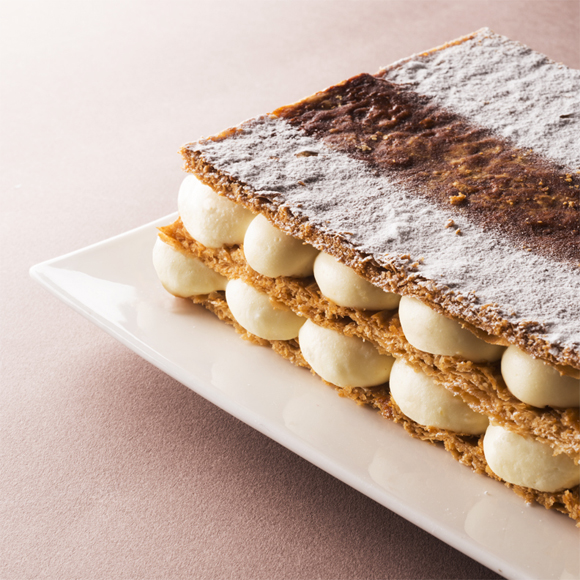 photo culinaire plan rapproché d'un gâteau le saint-Honoré avec pâte feuilletée et crème vanille