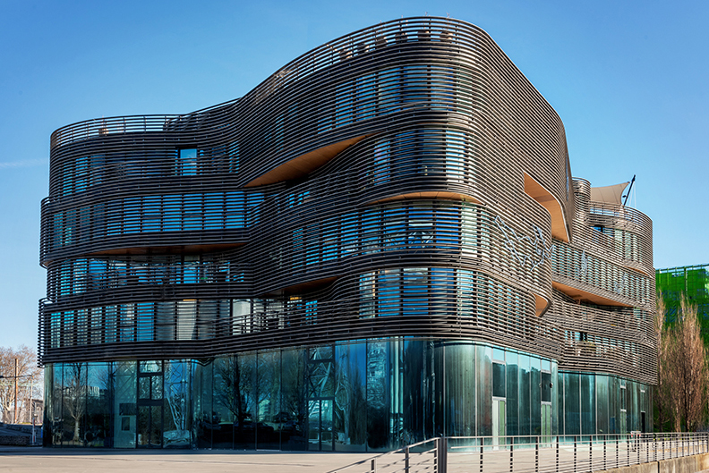 bâtiment Architecture façade bois et verre formes rondes