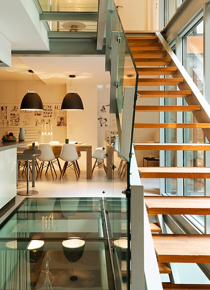 Photographe architecture d'interieur-Salon Intérieur design lumineux avec escalier en bois verrière au sol