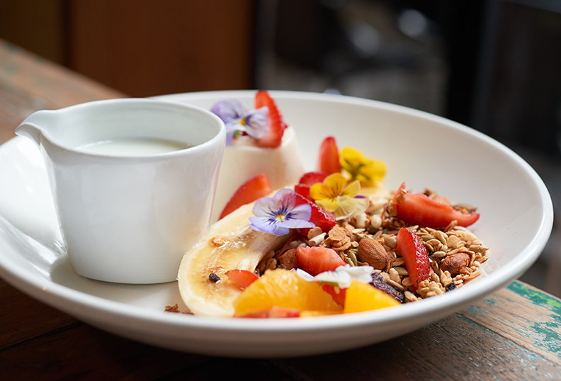 Photographe culinaire Lyon petit dejeuner muesli fruits bananes fleurs