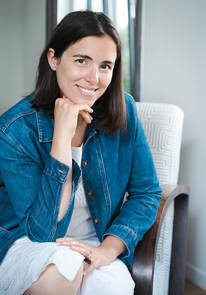 Photographe portrait Lyon femme assisie sur un fauteuil