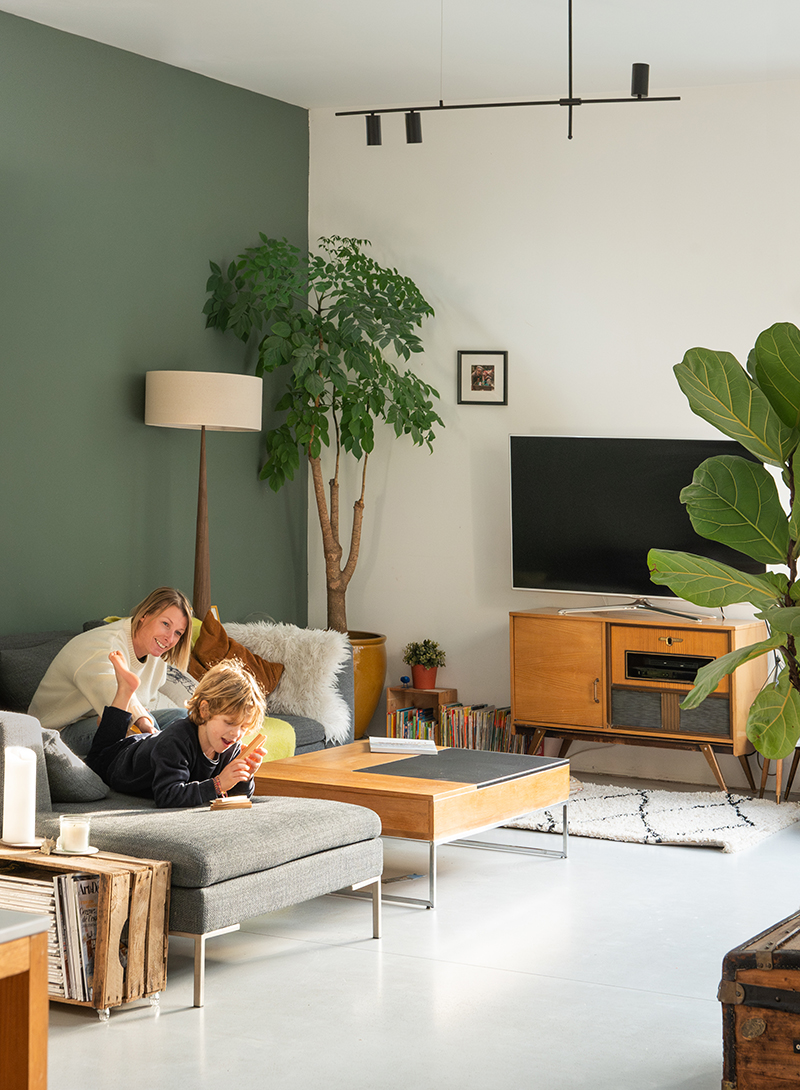 photographe lifestyle Lyon-femme et enfant dans un salon