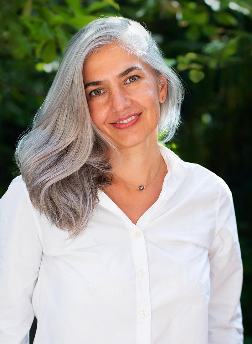 portrait femme en chemise dans un jardin